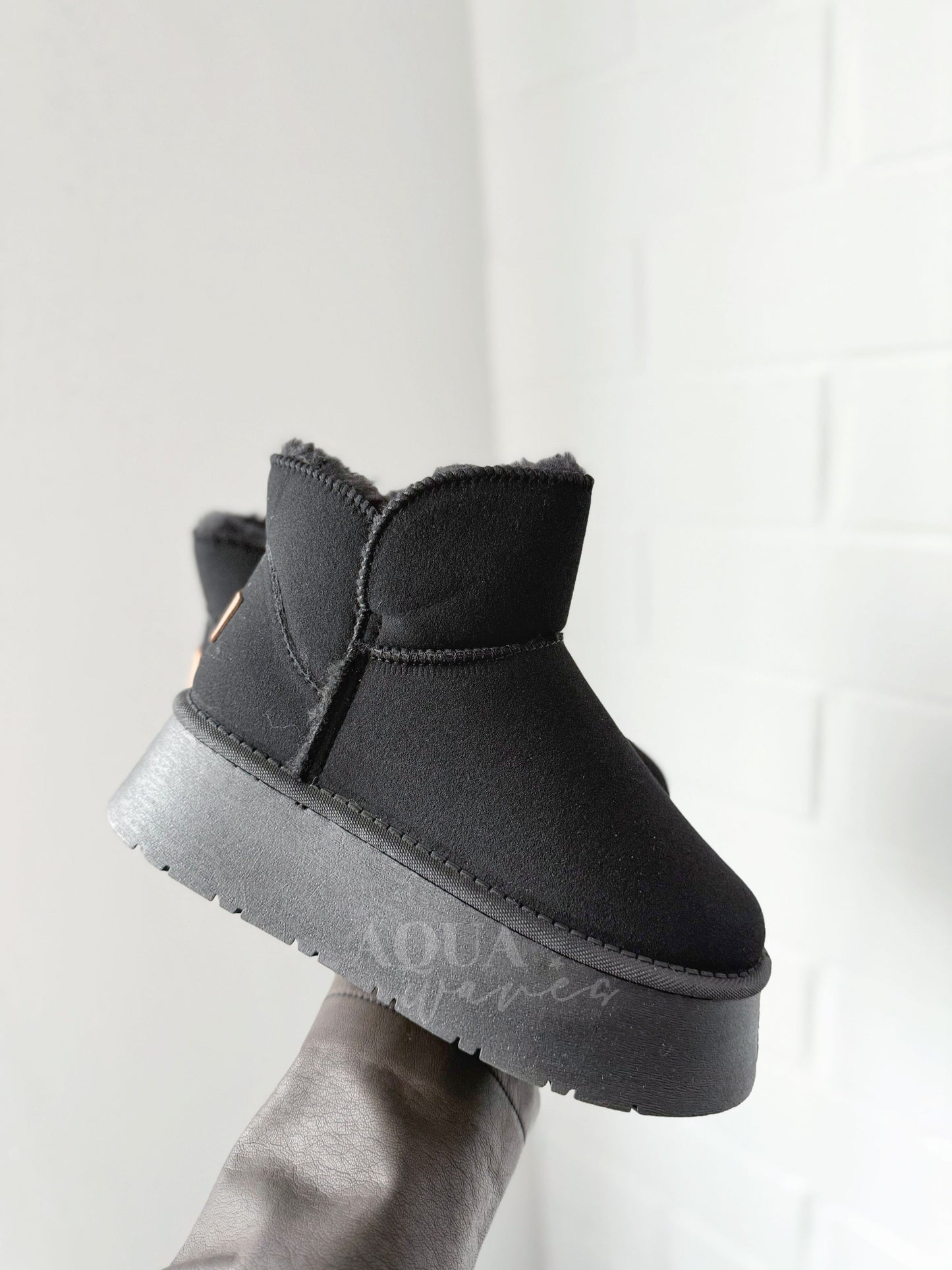 PANTUBOTA NEGRO