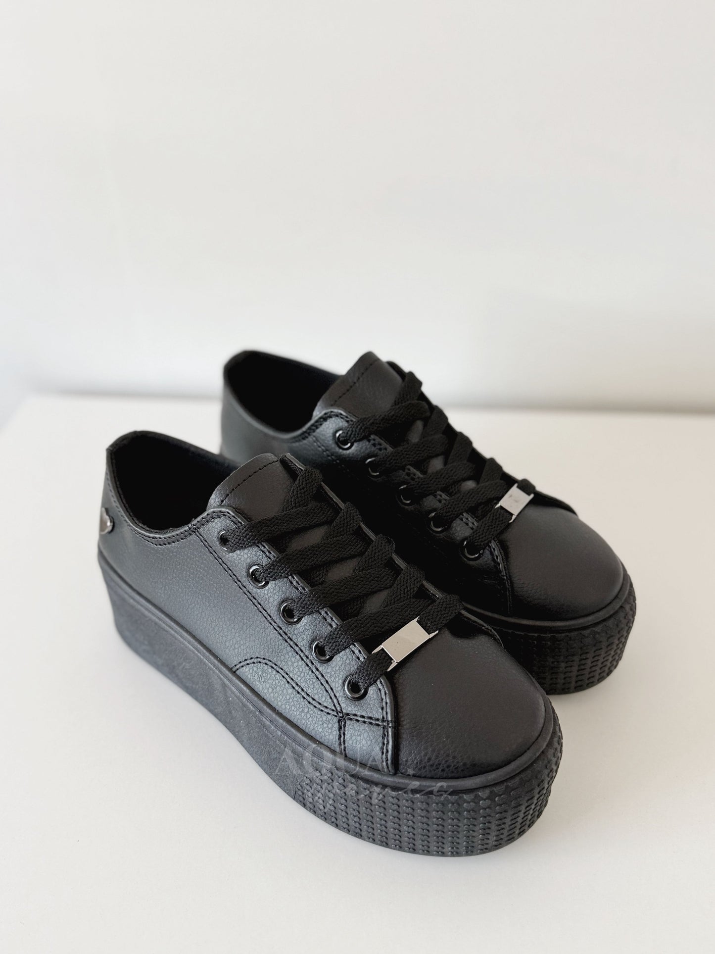 ZAPATILLA DENISSE CUERO